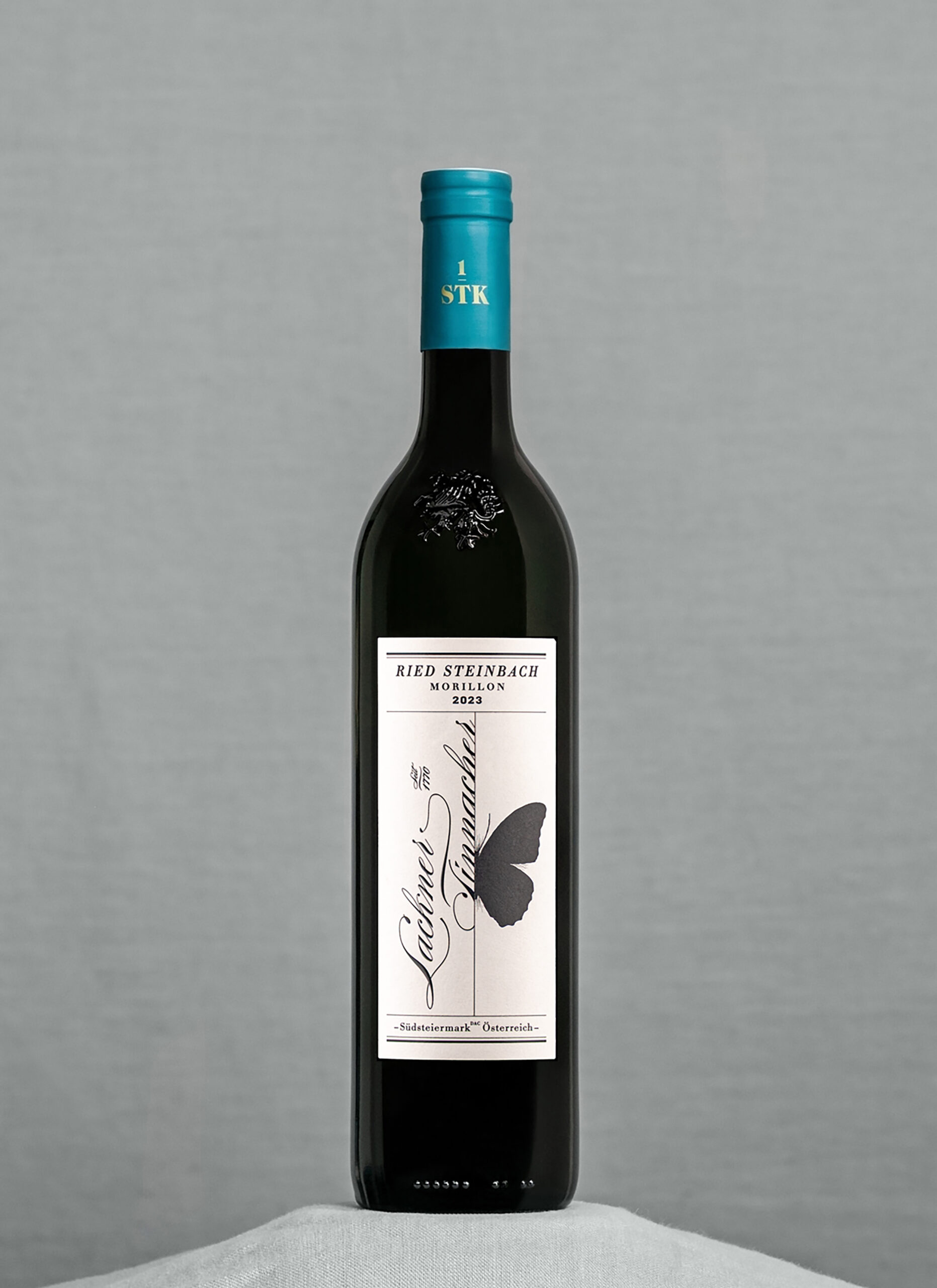 ELEGANTE TIEFE. Der Ried STEINBACH Morillon 2023 (Chardonnay) begeistert mit eleganter Struktur und feiner Mineralität.
